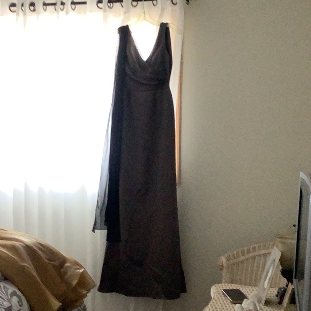 Vera Wang v neck gown. New with tags. Size 2.